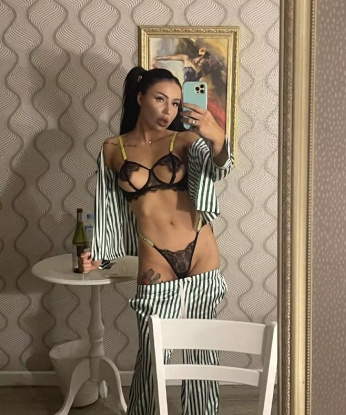 Живу в Москве и принимаю в уютной квартире или приеду к тебе. Раскрою все твои желания и фантазии. Мое тело сладкое и готово удовлетворить тебя до предела. Подарю незабываемые ощущения и море удовольствия. Мои фото 100% реальны, убедись сам. Обладаю нежностью и страстью, которые ты никогда не забудешь. Гарантирую тебе безопасность, конфиденциальность и абсолютное удовольствие. Самые нежные и качественные услуги ждут тебя. Отзывы только положительные. Давай воплотим все твои мечты в жизнь, позвони мне прямо сейчас! 💋 2421, 23 года